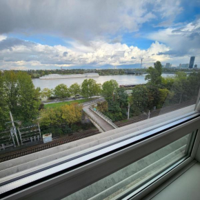 Lovely Apartment for 4 on the Danube River - Private Parking Vienna